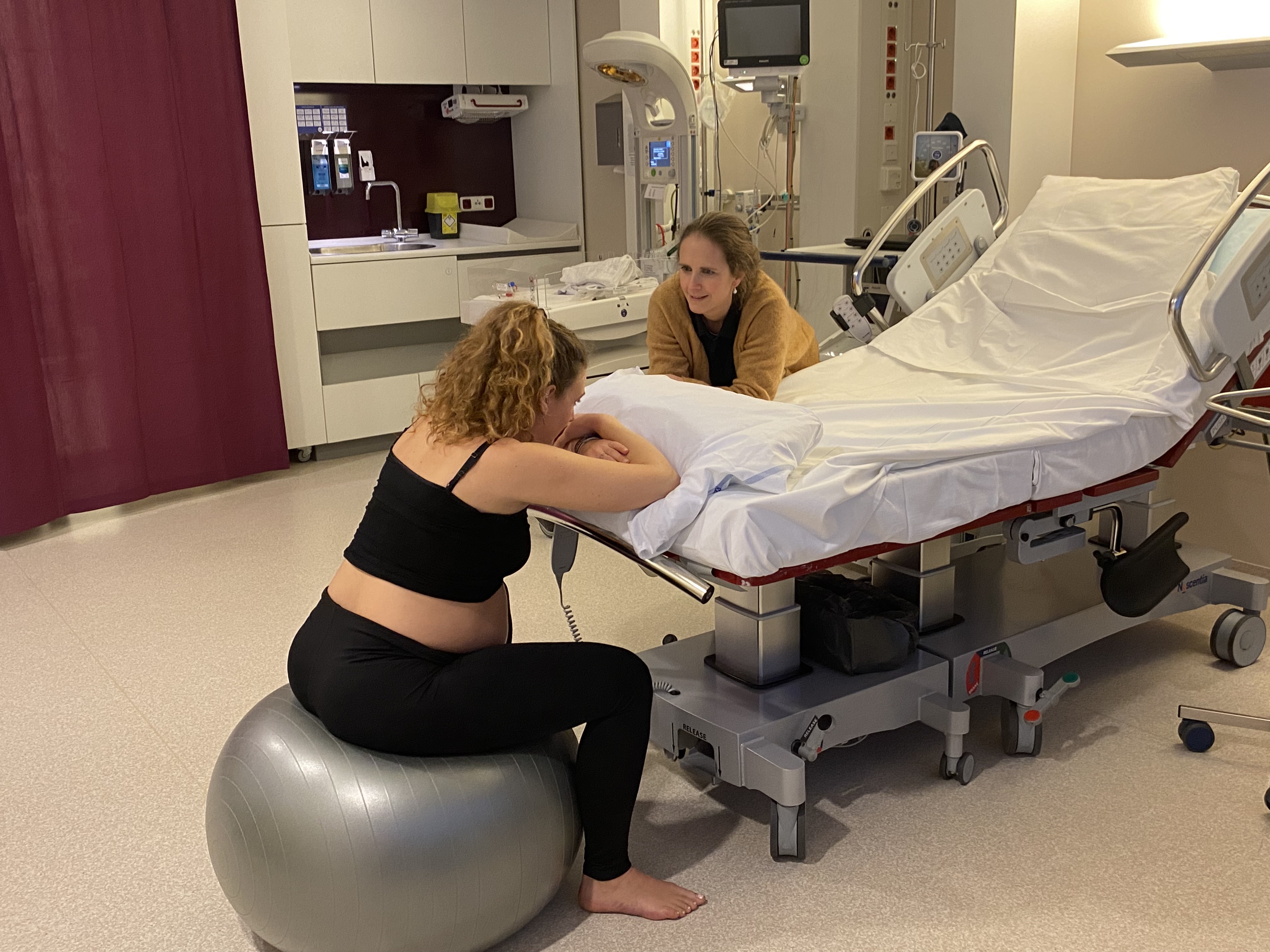 Op bal met verloskundige er naast