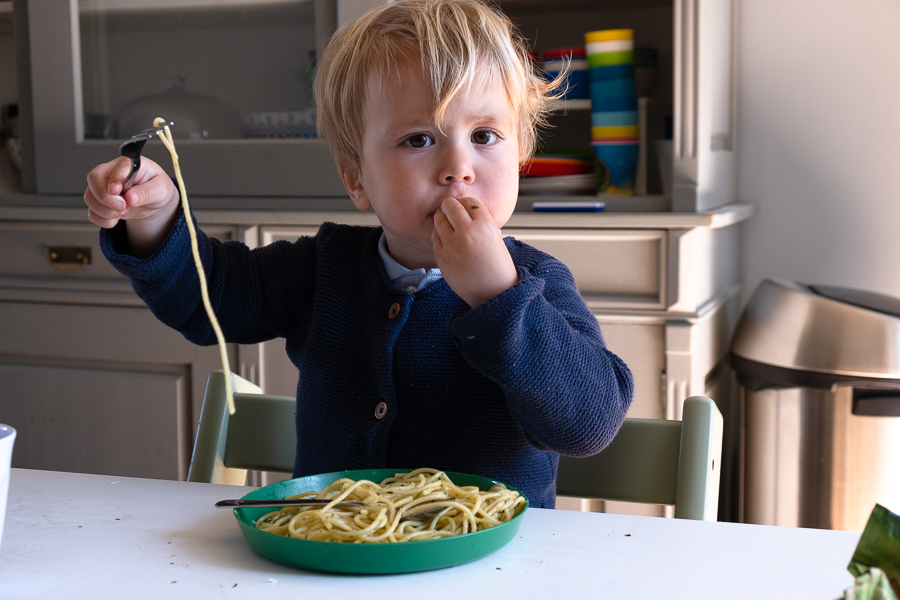 Peuter met pasta